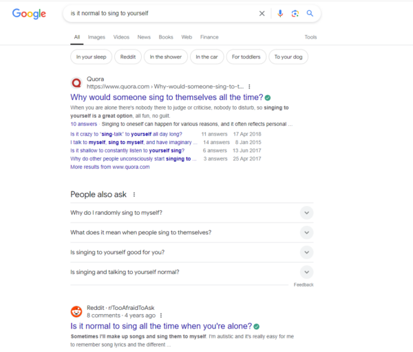 Capture d'écran des résultats de recherche Google. La question est : est-il normal de chanter pour soi-même ? Le premier résultat est Quora et le deuxième résultat est Reddit.