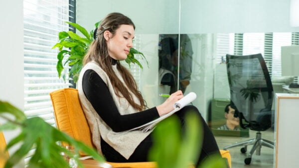 Integrating human insight with AI-generated content: How to maintain E-E-A-T