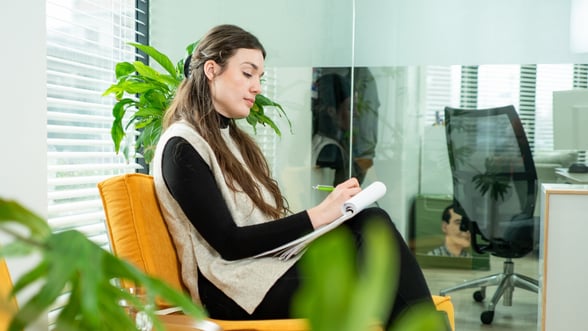 Integrating human insight with AI-generated content: How to maintain E-E-A-T